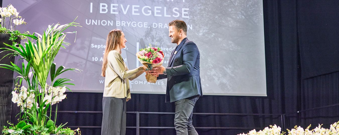 Interi&oslash;r- og blomsterbilde med klikkbare elementer